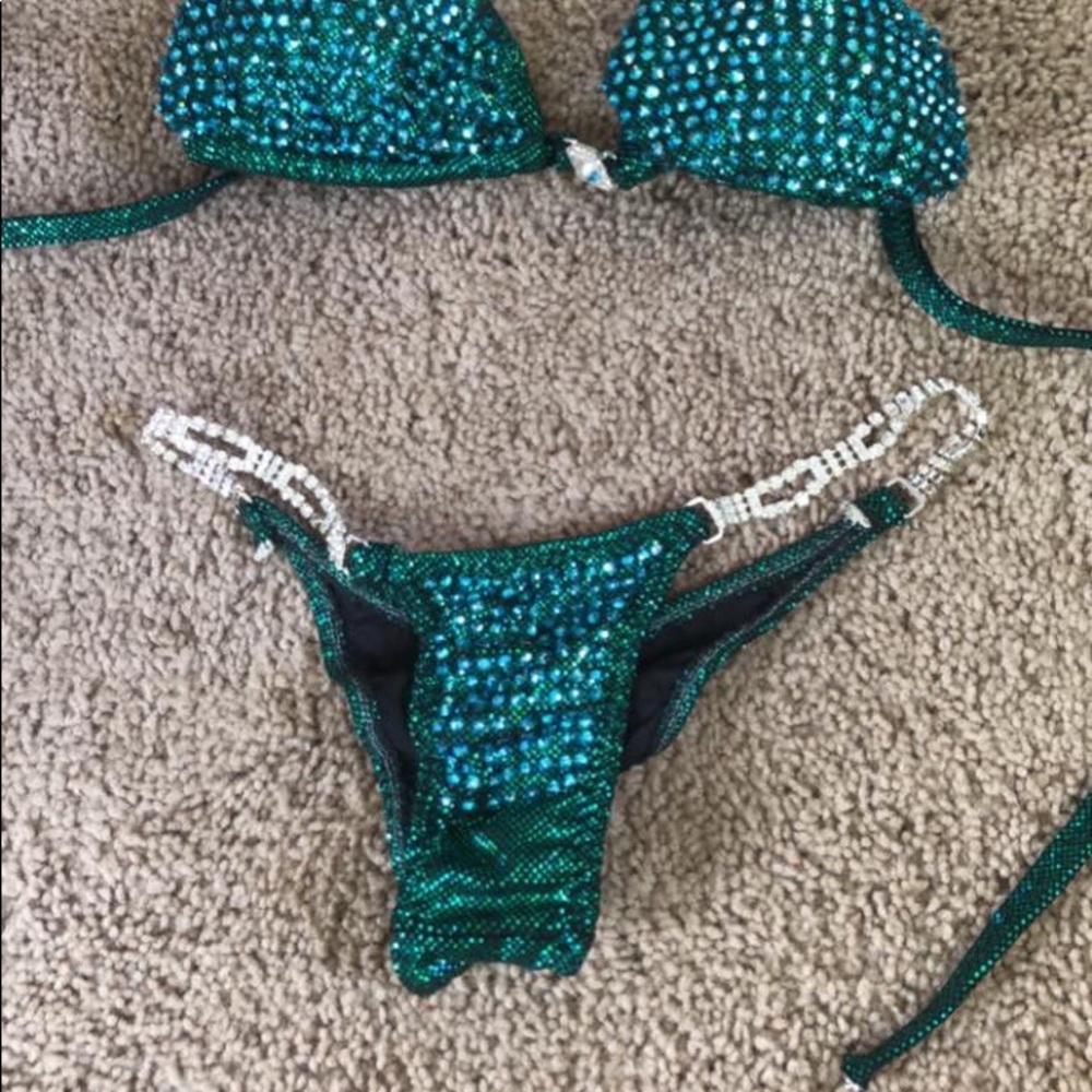 Competing bikini - Picture 2 of 3